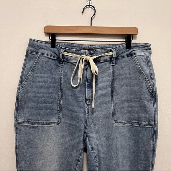 Judy Blue Light Blue High Rise Jeans - Picture 4 of 13